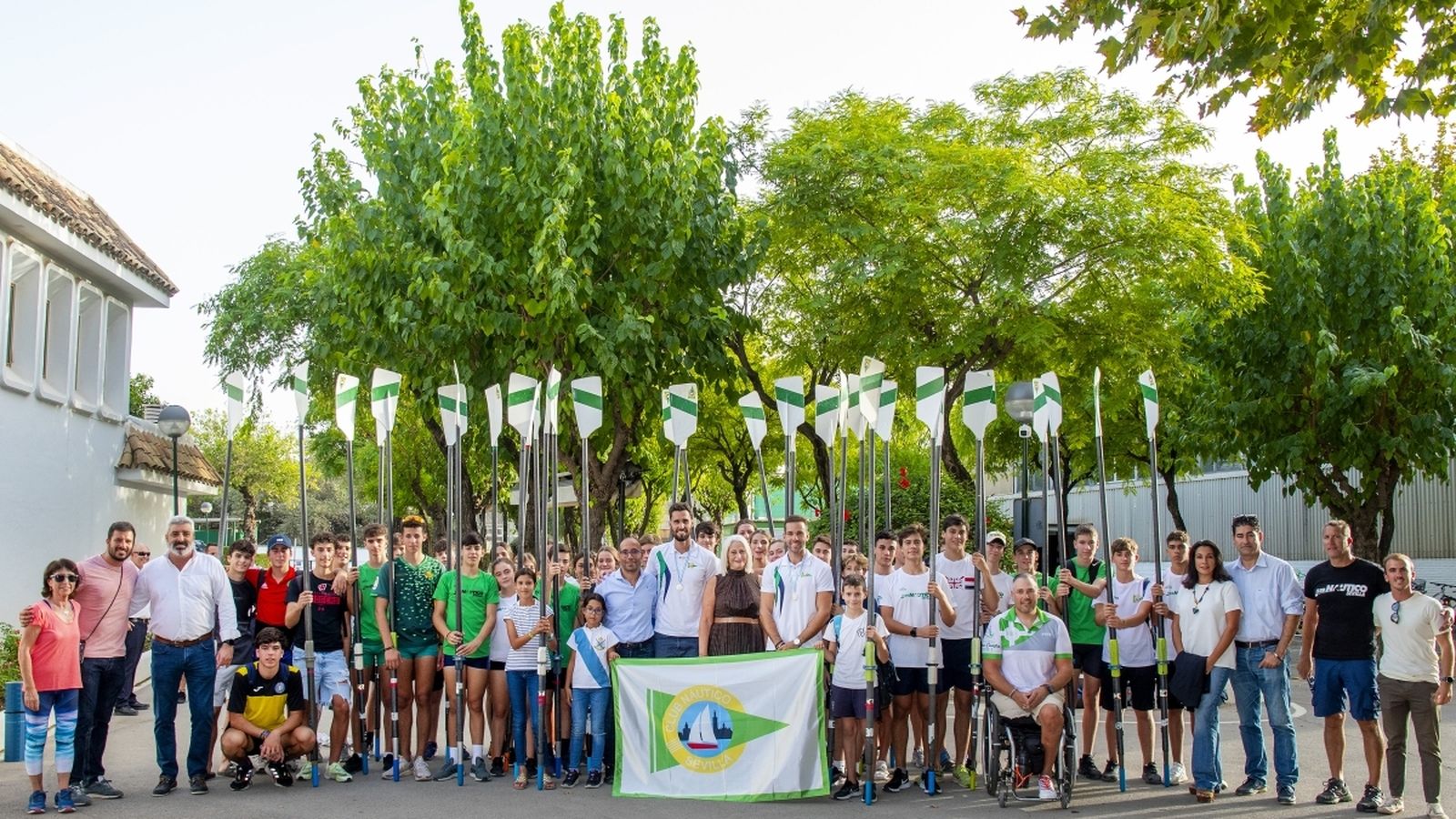 Jaime Canalejo, Javier García y Javier Reja posan en las instalaciones del Náutico con los jóvenes remeros.