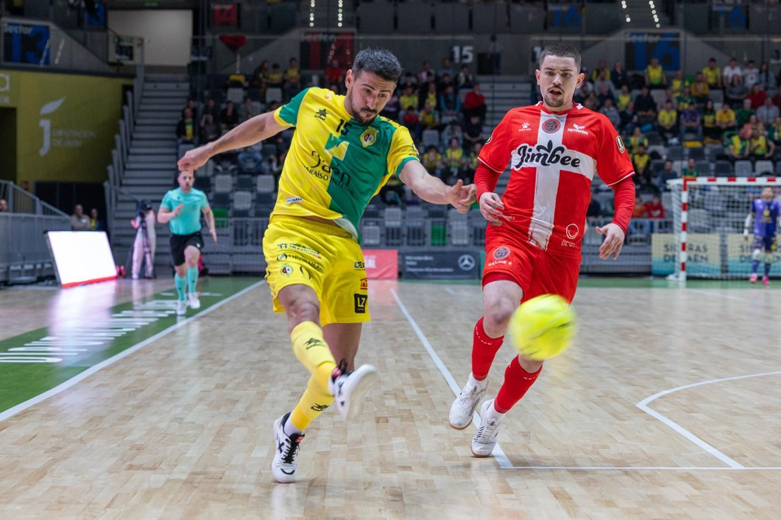 En imágenes: la afición y mejores jugadas del Jaén FS - Jimbee Cartagena