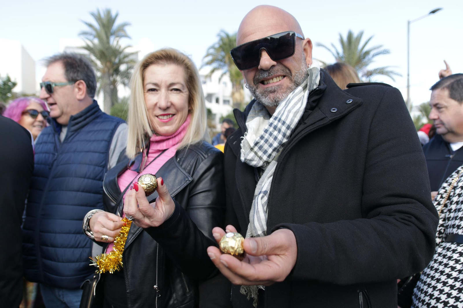Cientos de personas se juntan en Mojácar para comerse un Ferrero Rocher