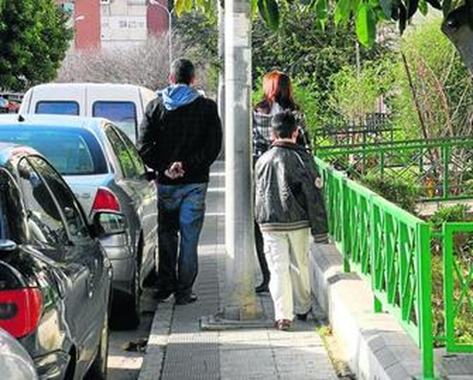 Una acera llena de obstáculos