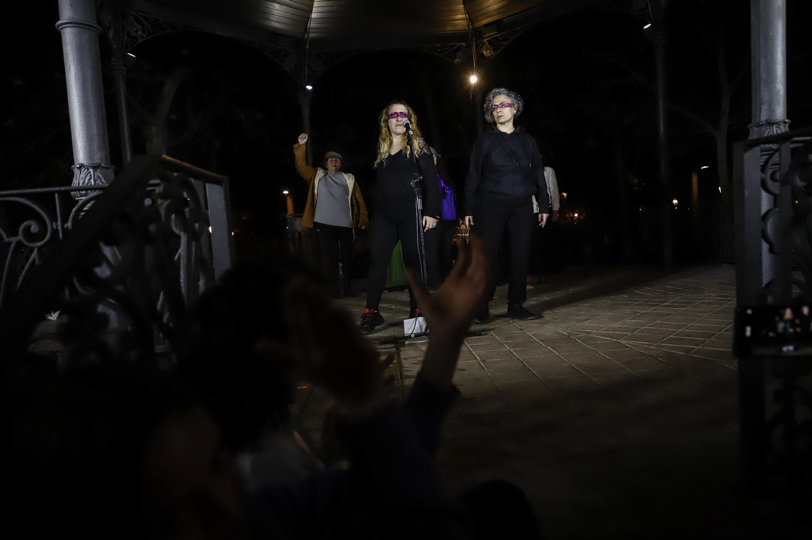 Una ola morada inunda la avenida principal de Granada en el Día de la Mujer