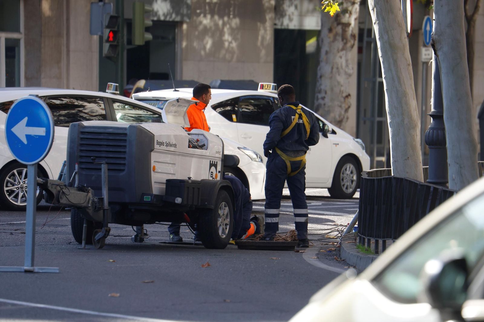 Varias personas conversan en Córdoba.