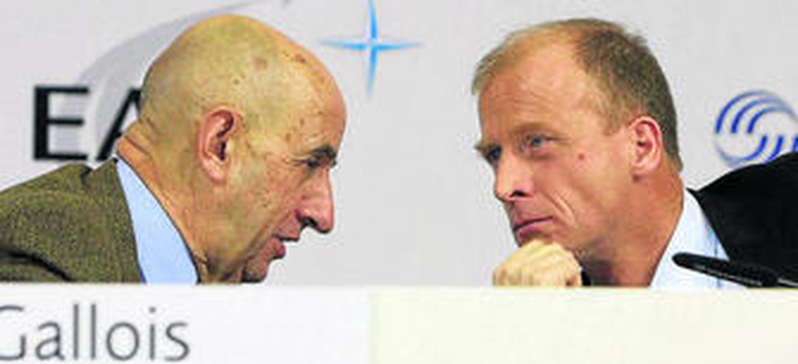 El presidente de EADS (izda.) y el de Airbus conversan durante el acto en San Pablo.