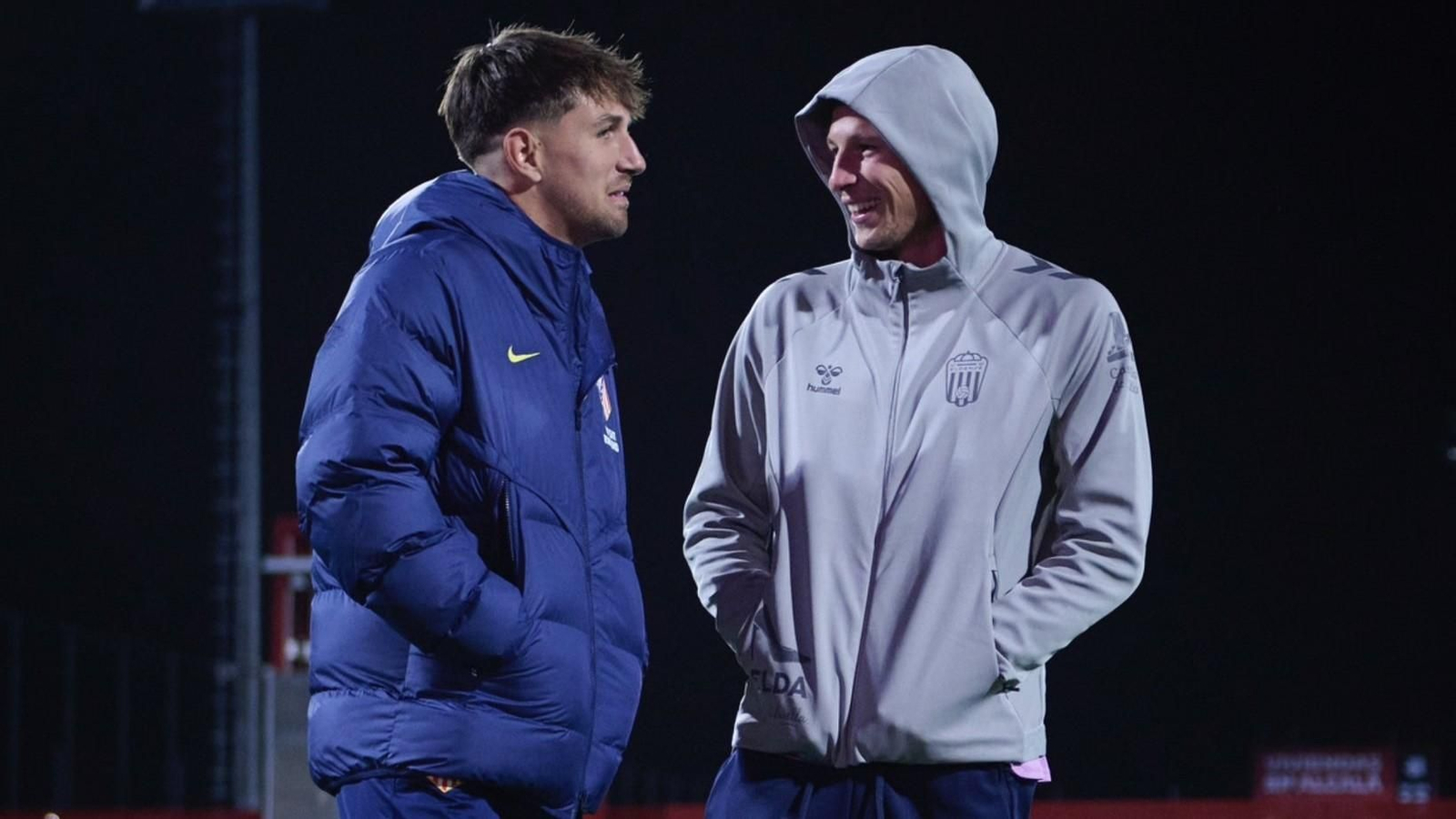 Mati Barboza y Ramón Vila, dos jugadores cedidos por el Córdoba CF, conversan antes del partido entre el Atlético Madrileño y el Eldense.