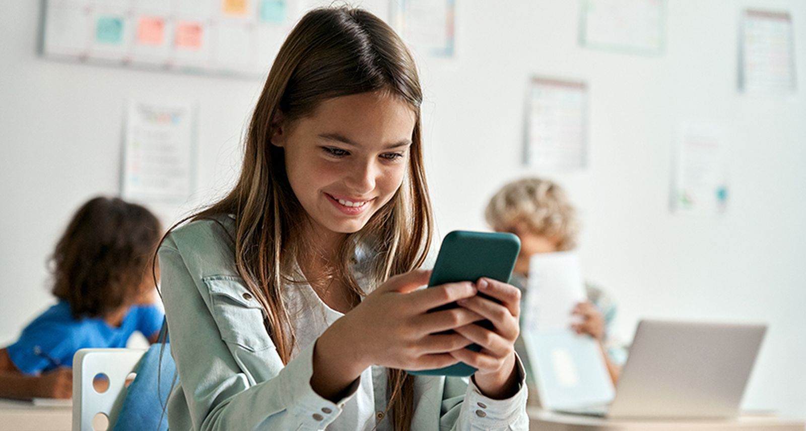 Menor de edad conectada a Youtube a través de un smartphone.