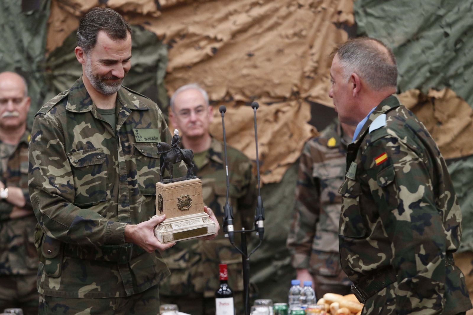 El Rey recibe una réplica del Gran Capitán durante una misión de la BRI X en Líbano.