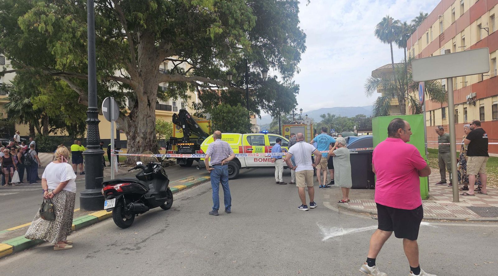 Fotos del accidente de tráfico entre un coche y una moto donde fallece una vecina de Los Barrios