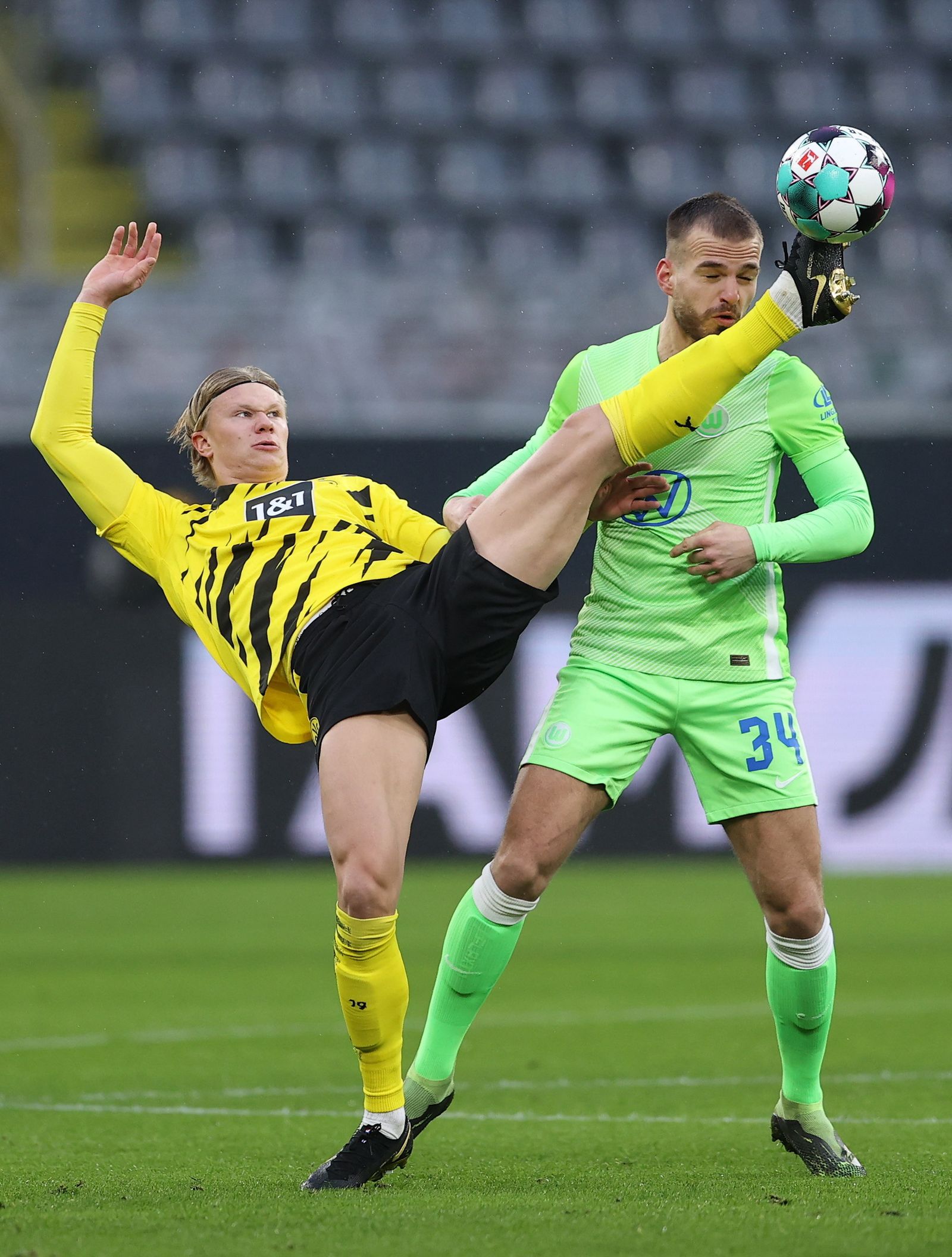 Haaland levanta en exceso la pierna ante Pongracic.