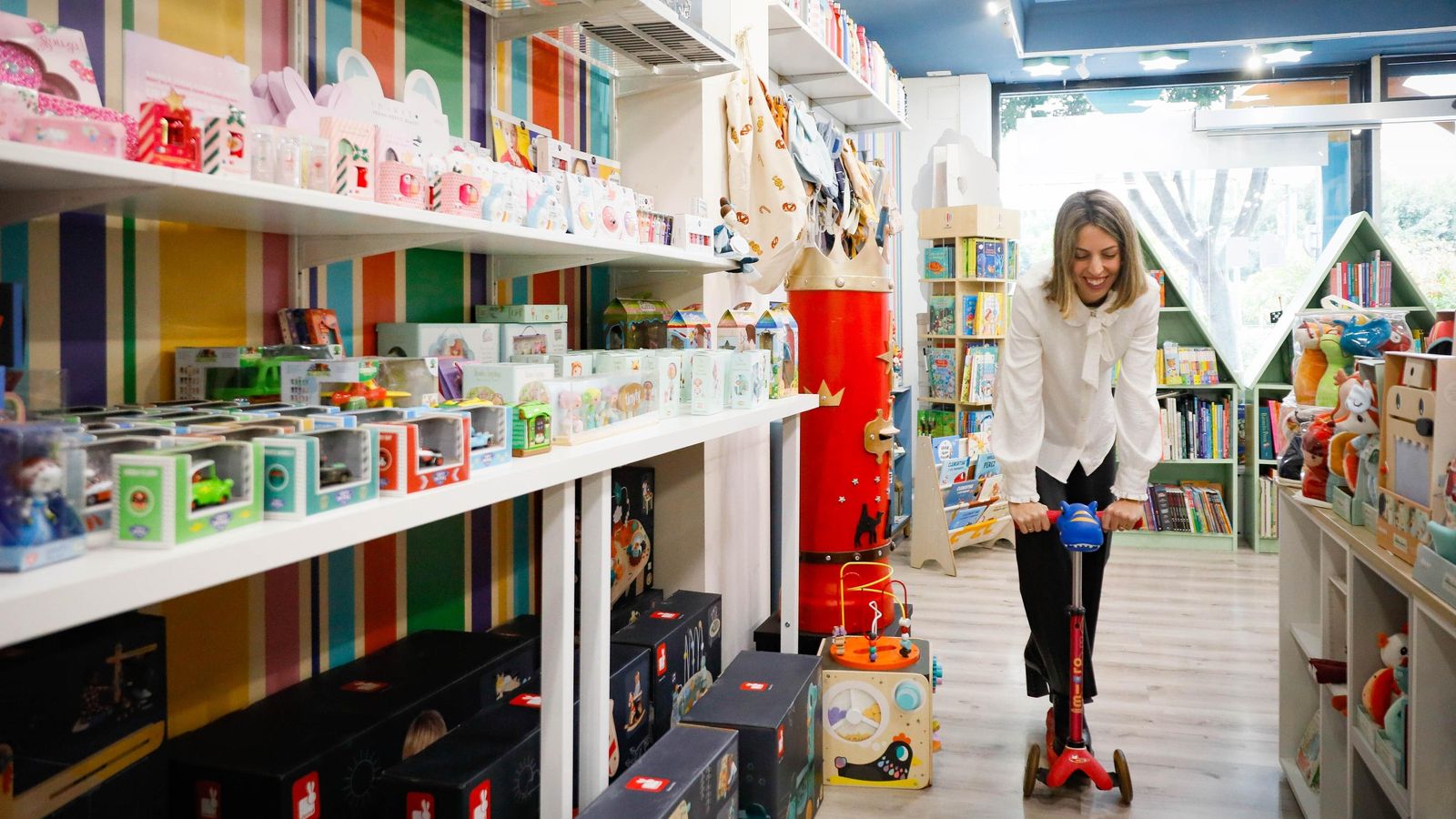 Juegos manipulativos, construcciones, disfraces, cuentos emocionantes, juegos de mesa, peluches, circuitos de coches, vehículos para la infancia, artículos interactivos para los más avanzados en edad..., y un sinfín de ideas