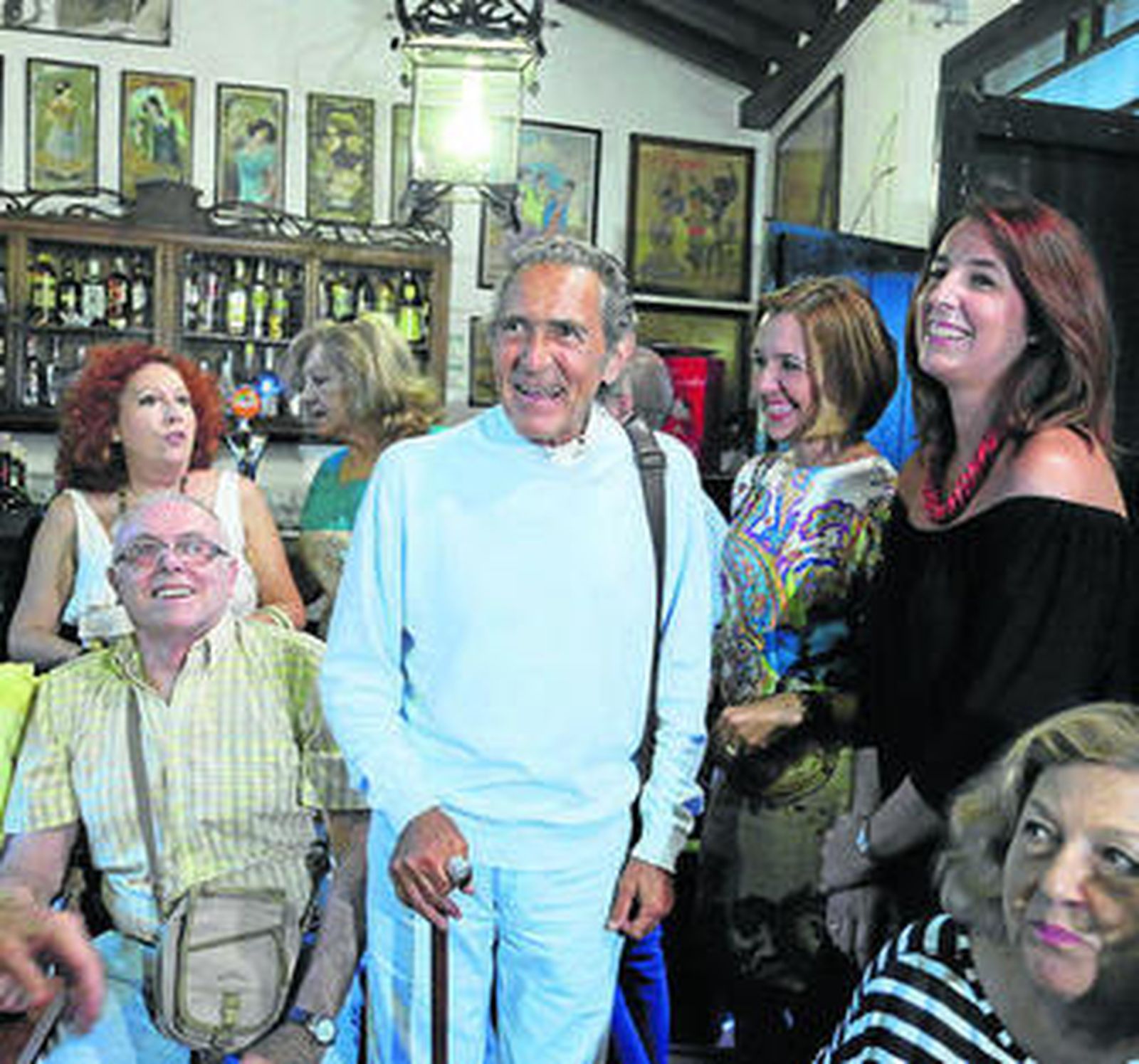 Antonio Gala, ayer, en El Pimpi, rodeado de poetas y amigos.