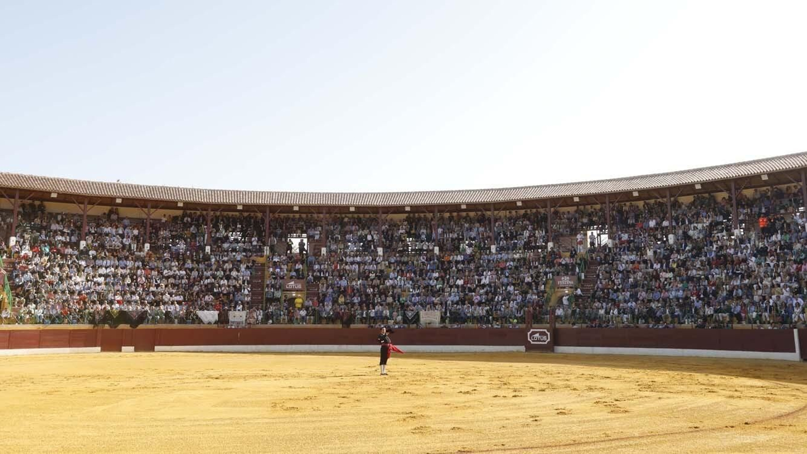Brindis de Morante en la plaza de toros de La Línea en 2022.