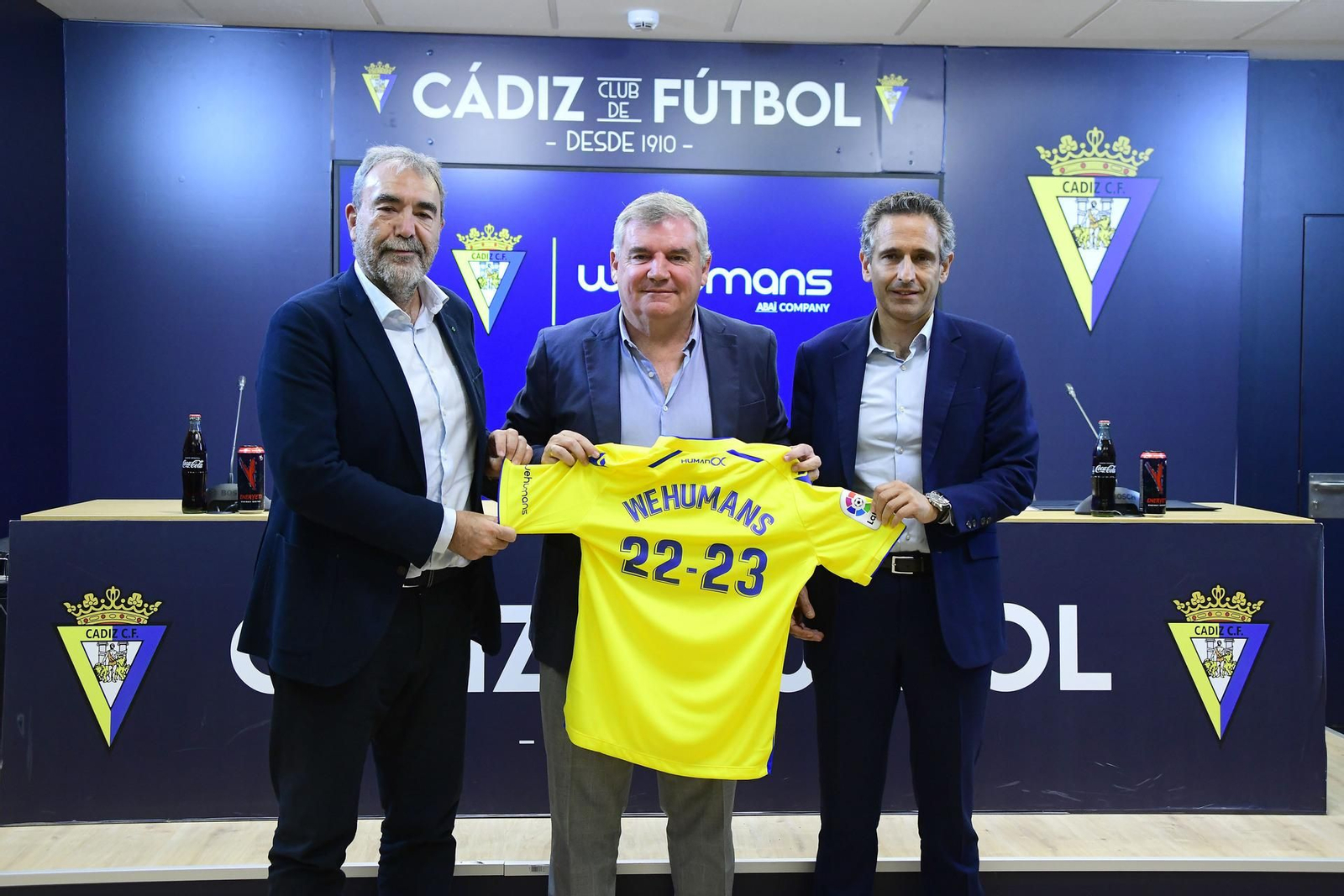Posado tras la presentación del acuerdo en la sala de prensa del estadio.