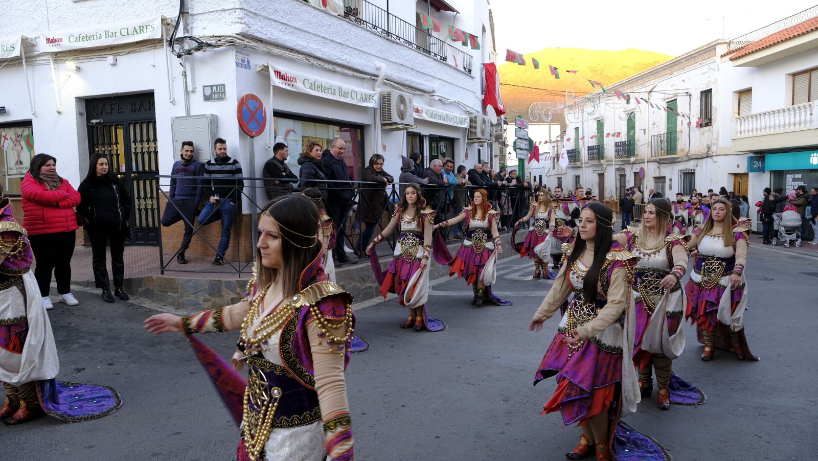 Desfile de agrupaciones de Moros y Cristianos en Gérgal.