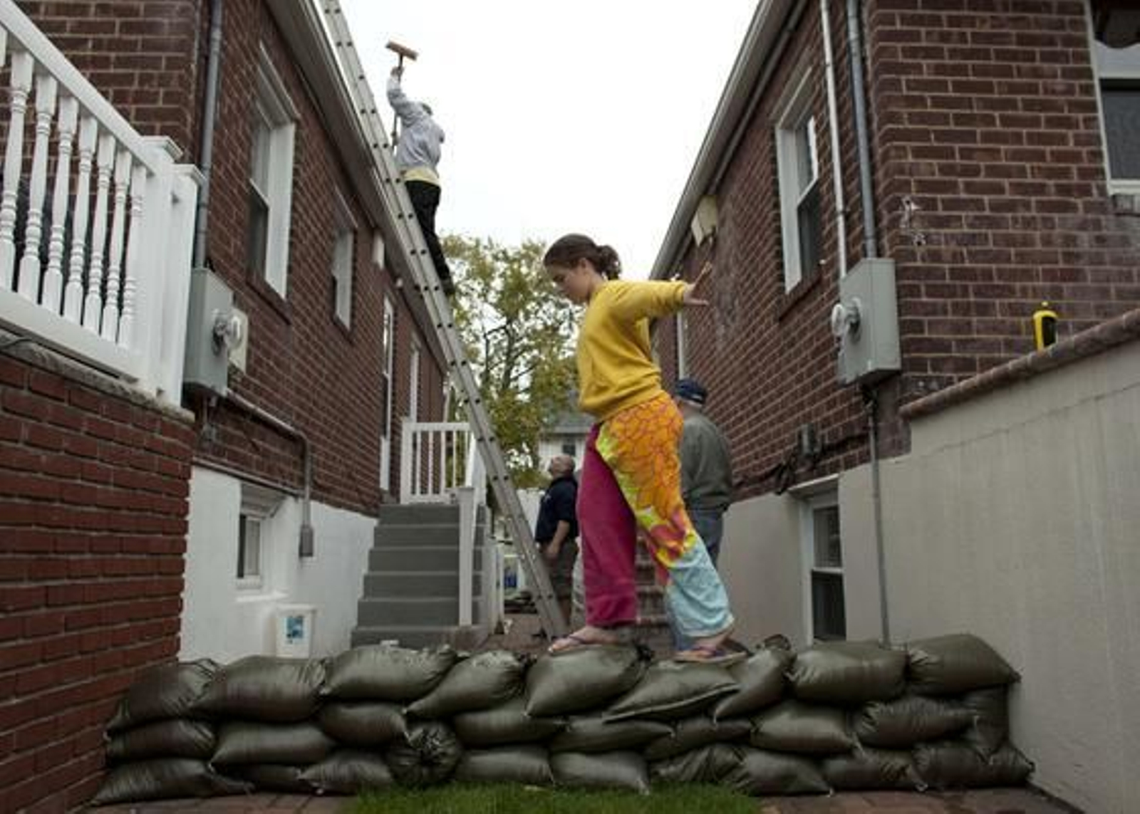 EEUU ya comienza a notar los efectos del huracán que afectará a zonas del litoral como la ciudad de Nueva York.

Foto: REUTERS / AFP