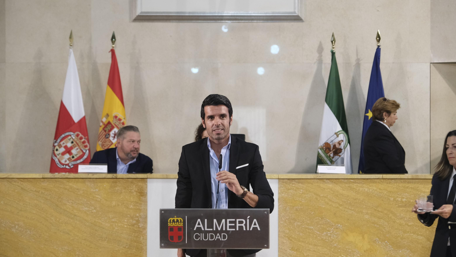 Imágenes de la entrega del capote de paseo de la feria taurina 2021 en honor a la Virgen del Mar, al torero Emilio de Justo