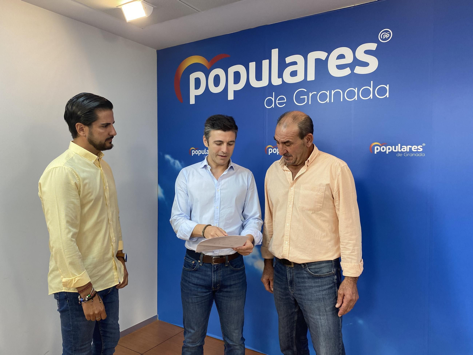 Jorge Saavedra con los dos concejales populares de Arenas de Rey.