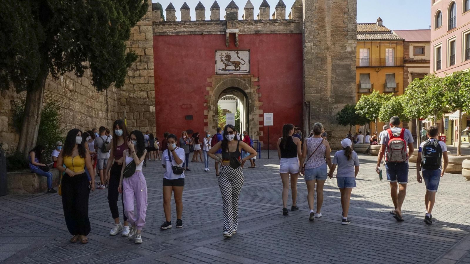 Un grupo de turistas ante el Alcázar, sede del poder real en Sevilla.