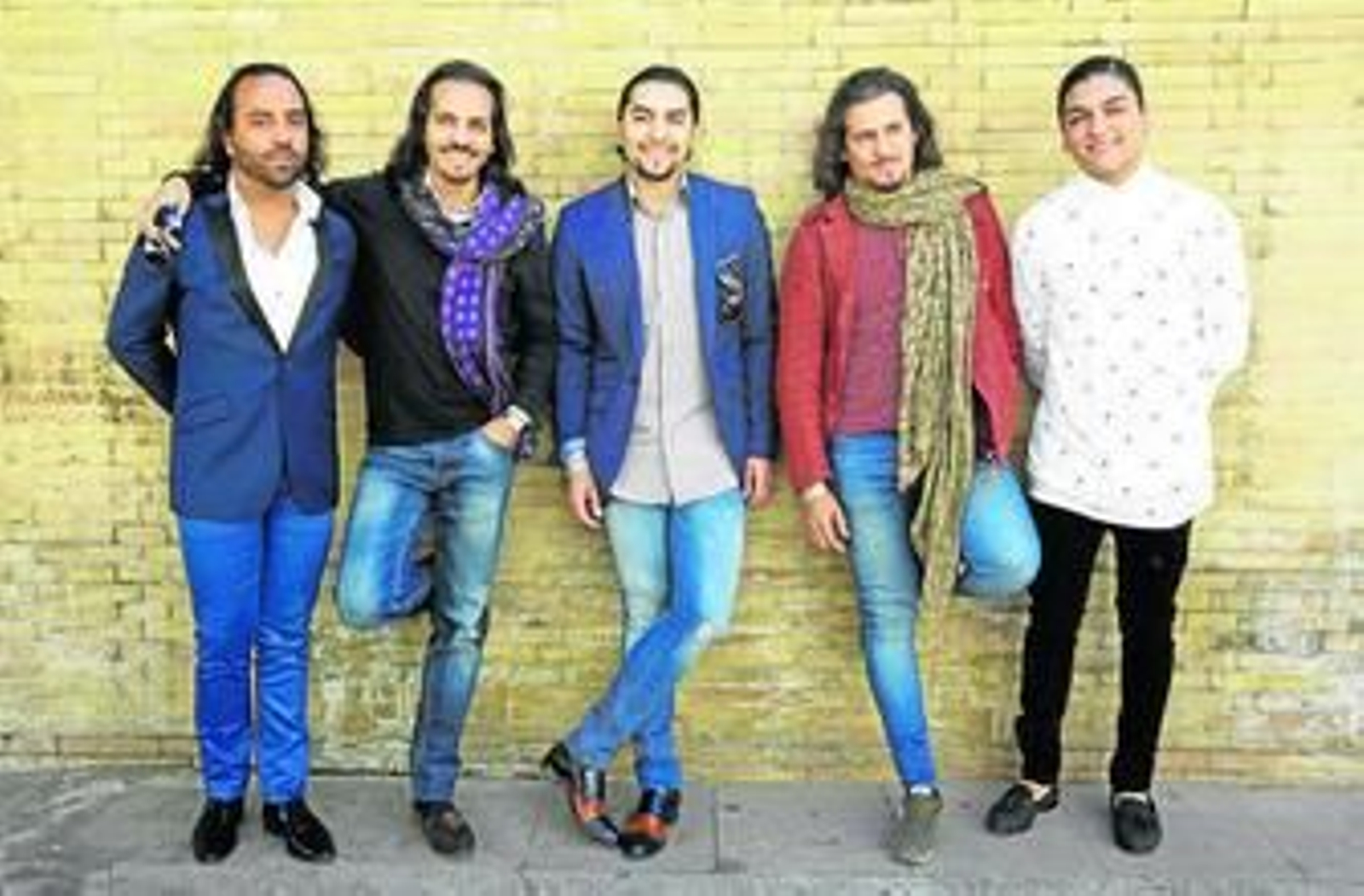 Barullo y Farruquito, apoyado en él, junto al resto de participantes en el espectáculo del Maestranza.