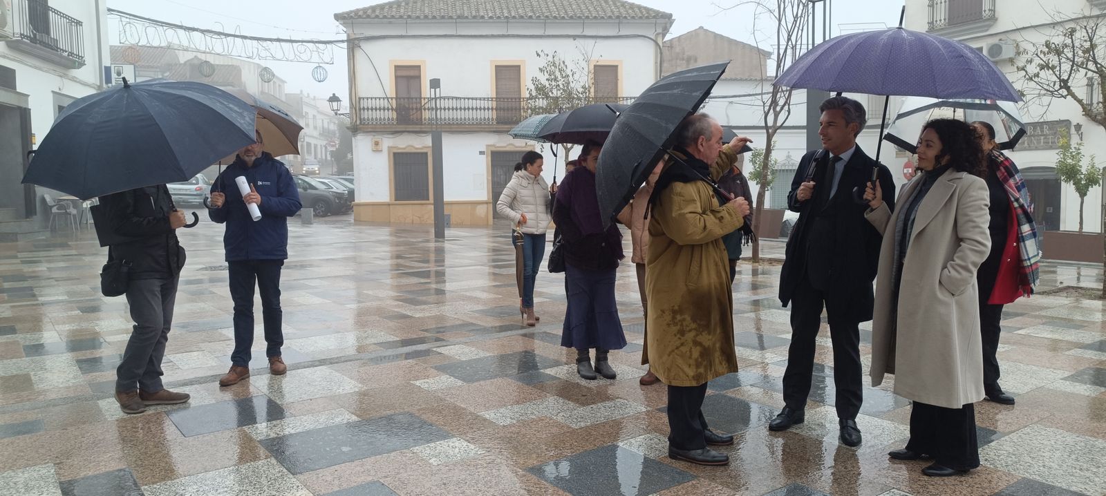Visita a la Plaza de España de Villaviciosa de Córdoba tras su remodelación.