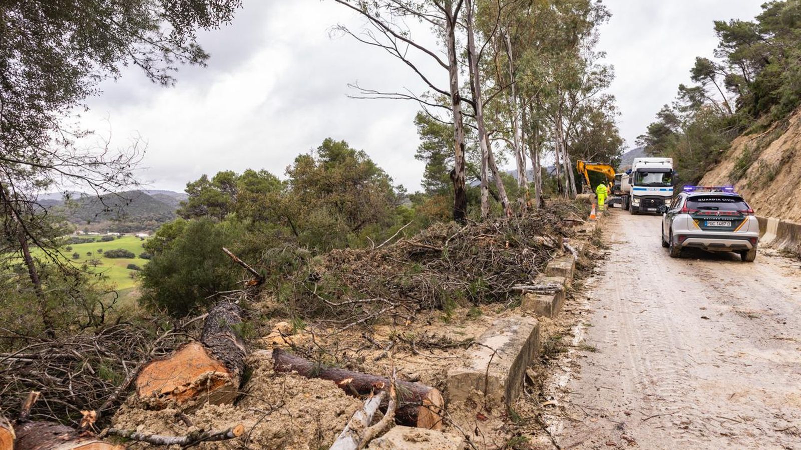 Uno de los tramos de carreteras afectados, mientras se realizan los trabajos del carril de emergencia.