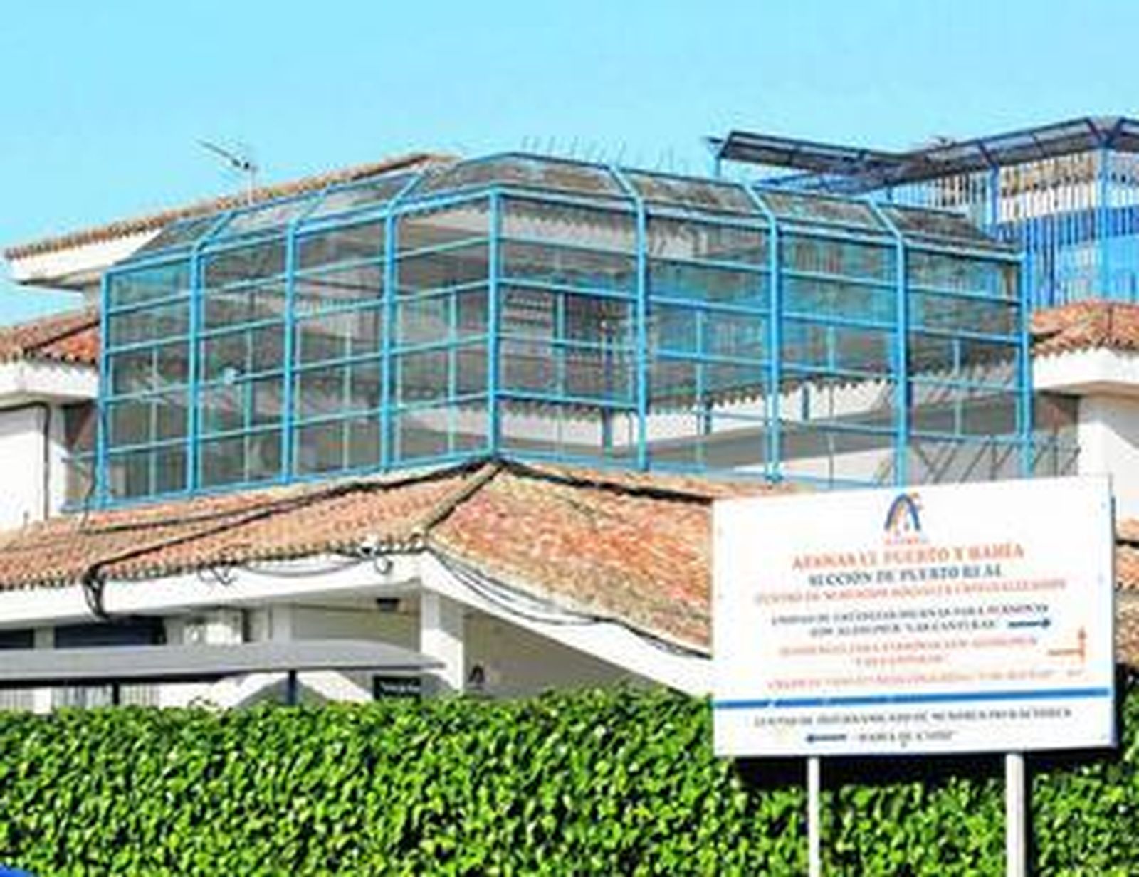 Una imagen de Francisco Javier García Marín, el 'Cuco', y el centro de convivencia educativa de Puerto Real.