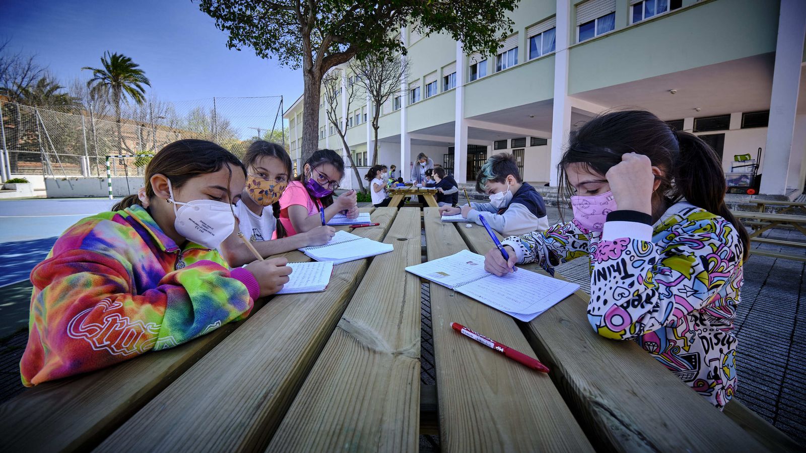 Un grupo de alumnos del colegio 'Fermín Salvochea' dando clases en el patio.