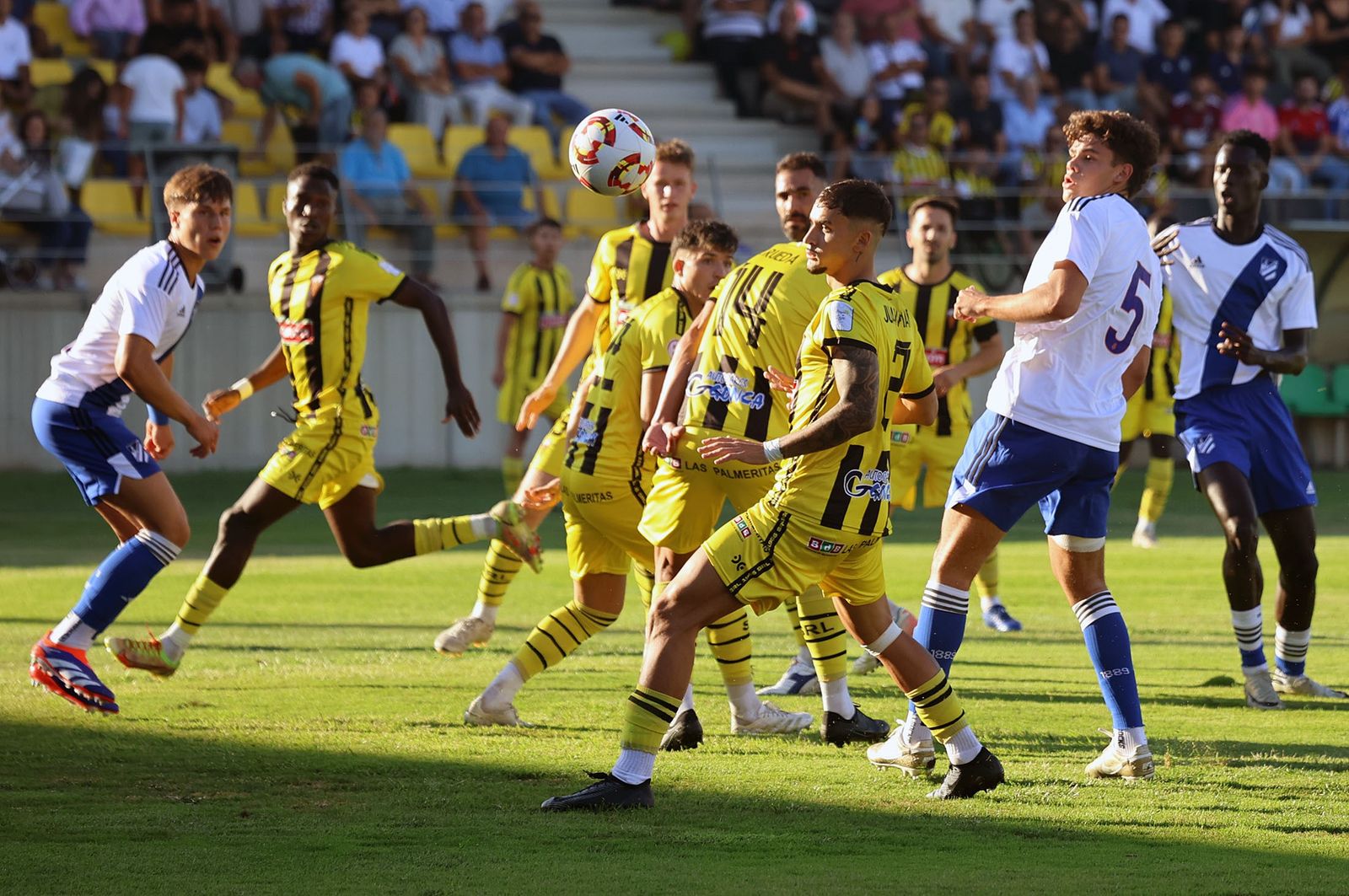 Juan Mari observa como un balón se pasea por el área.