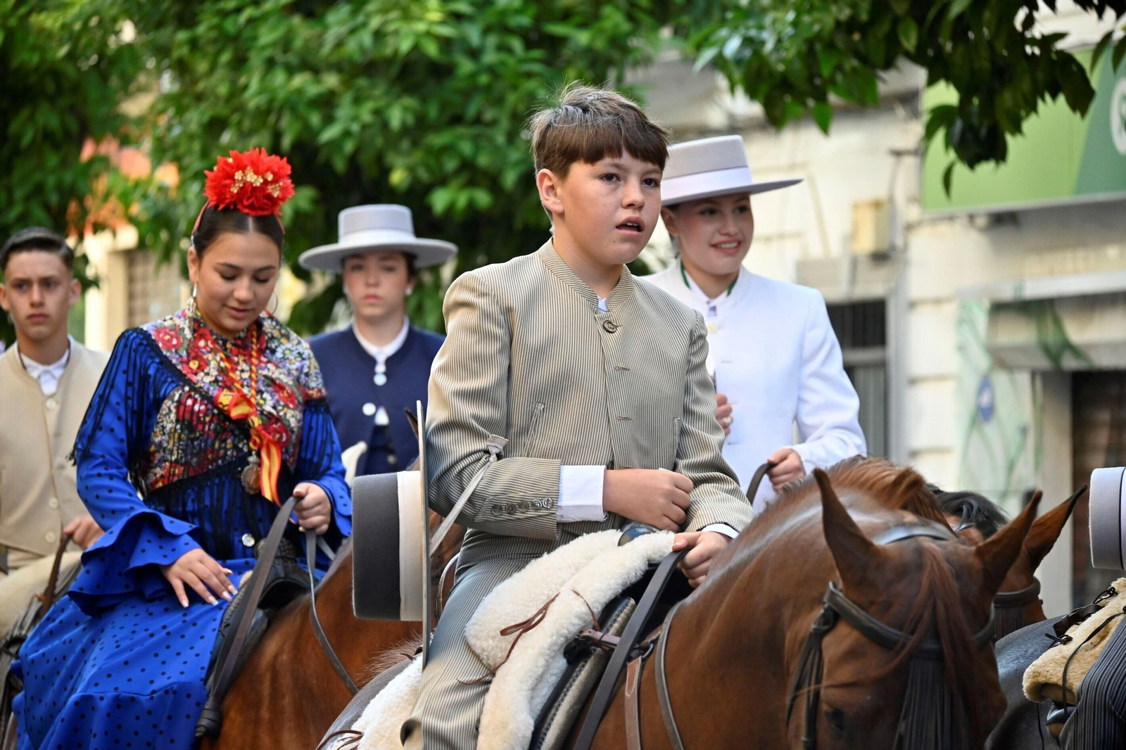 Imágenes de los peregrinos de la Hermandad de Emigrantes en su salida por las calles de Huelva