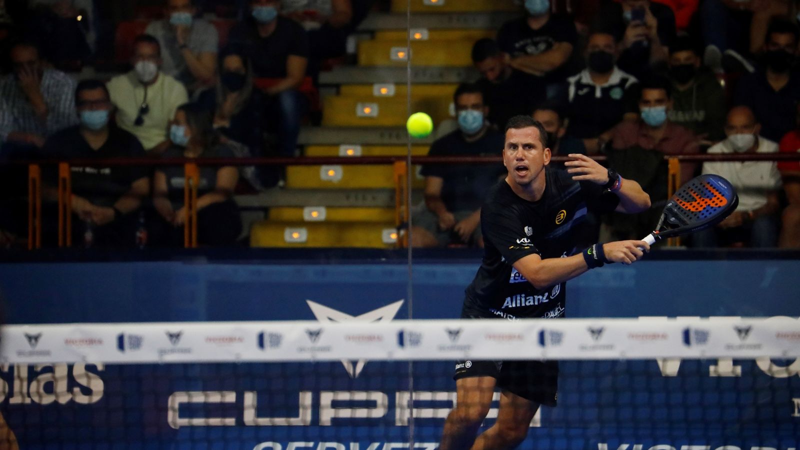Paquito Navarro golpea la bola.