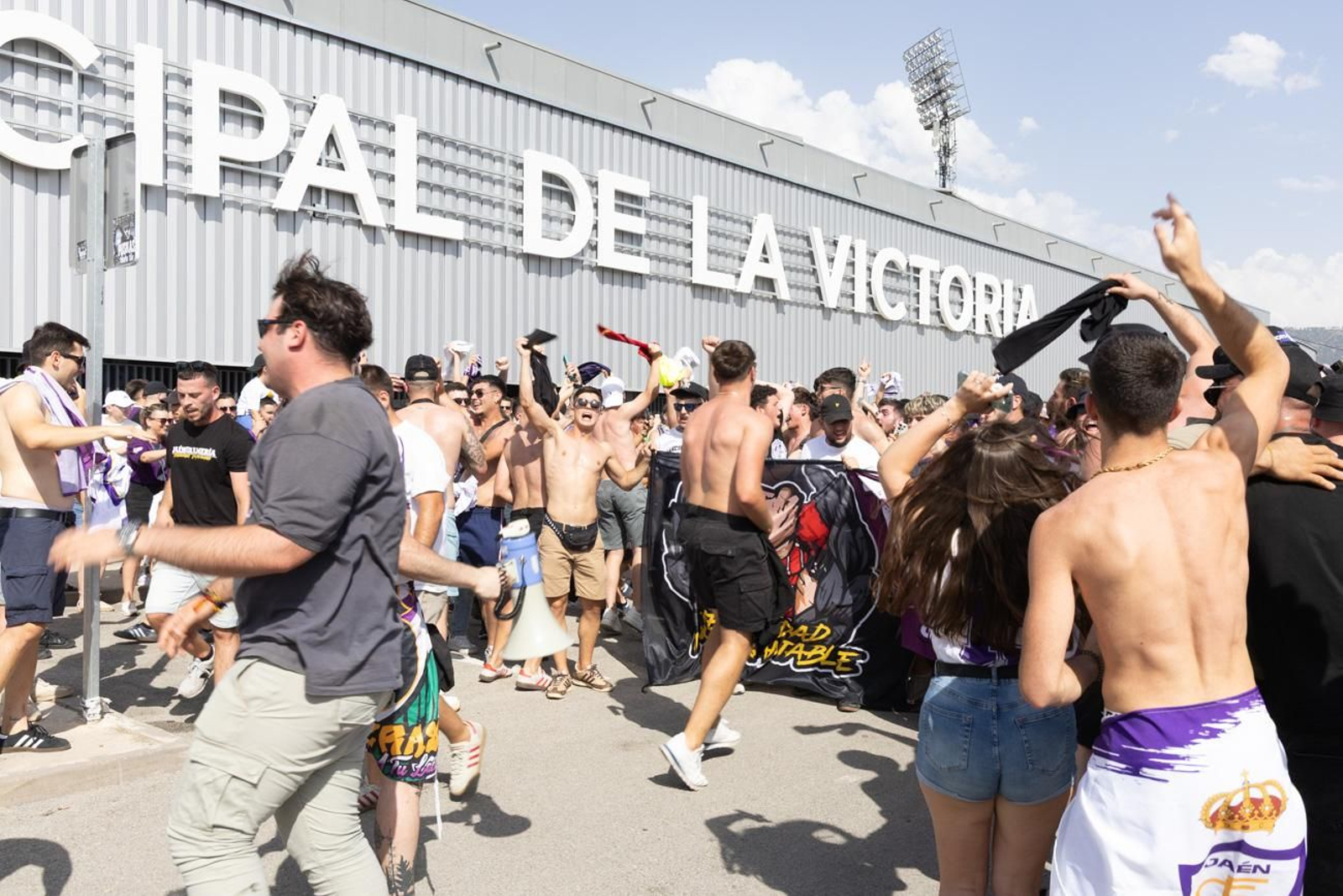 El épico recibimiento de la afición lagarta al Real Jaén, en imágenes