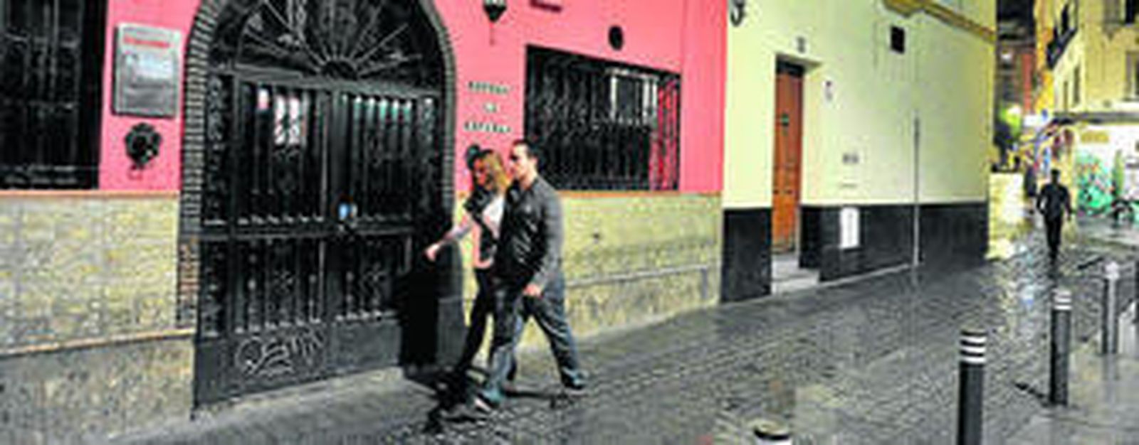 El cierre de varios bares en Pérez Galdós dejó la zona con escaso público ayer.