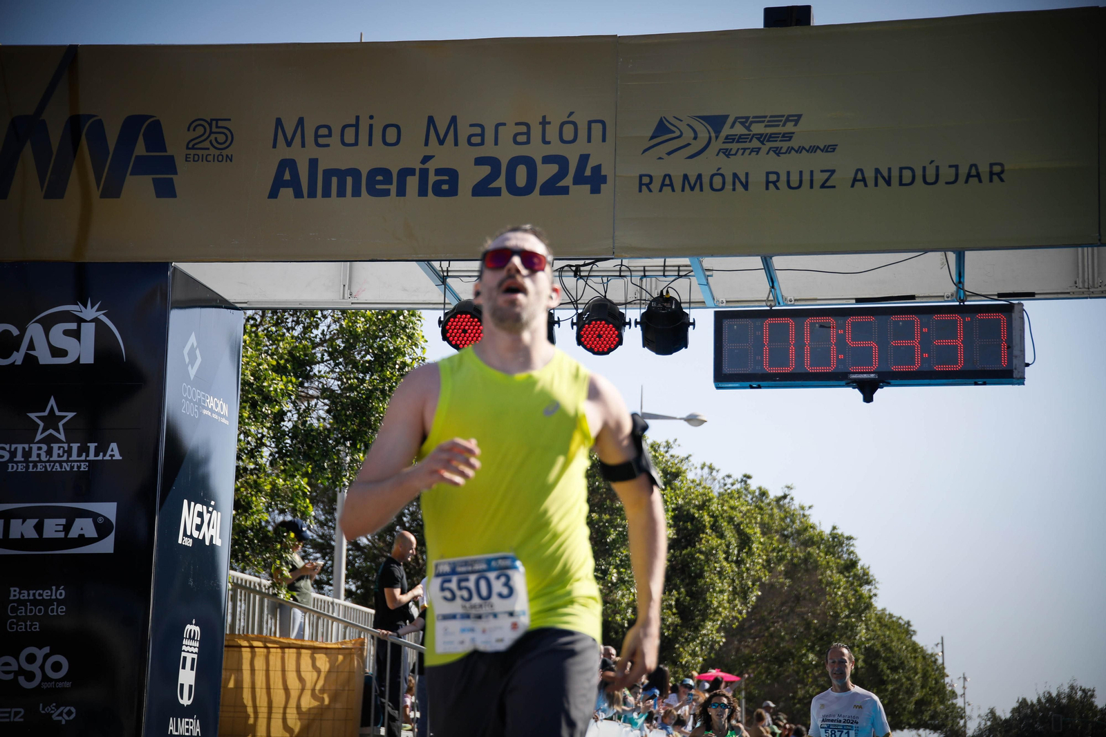 Imágenes de la llegada de la Media maratón Ciudad de Almería
