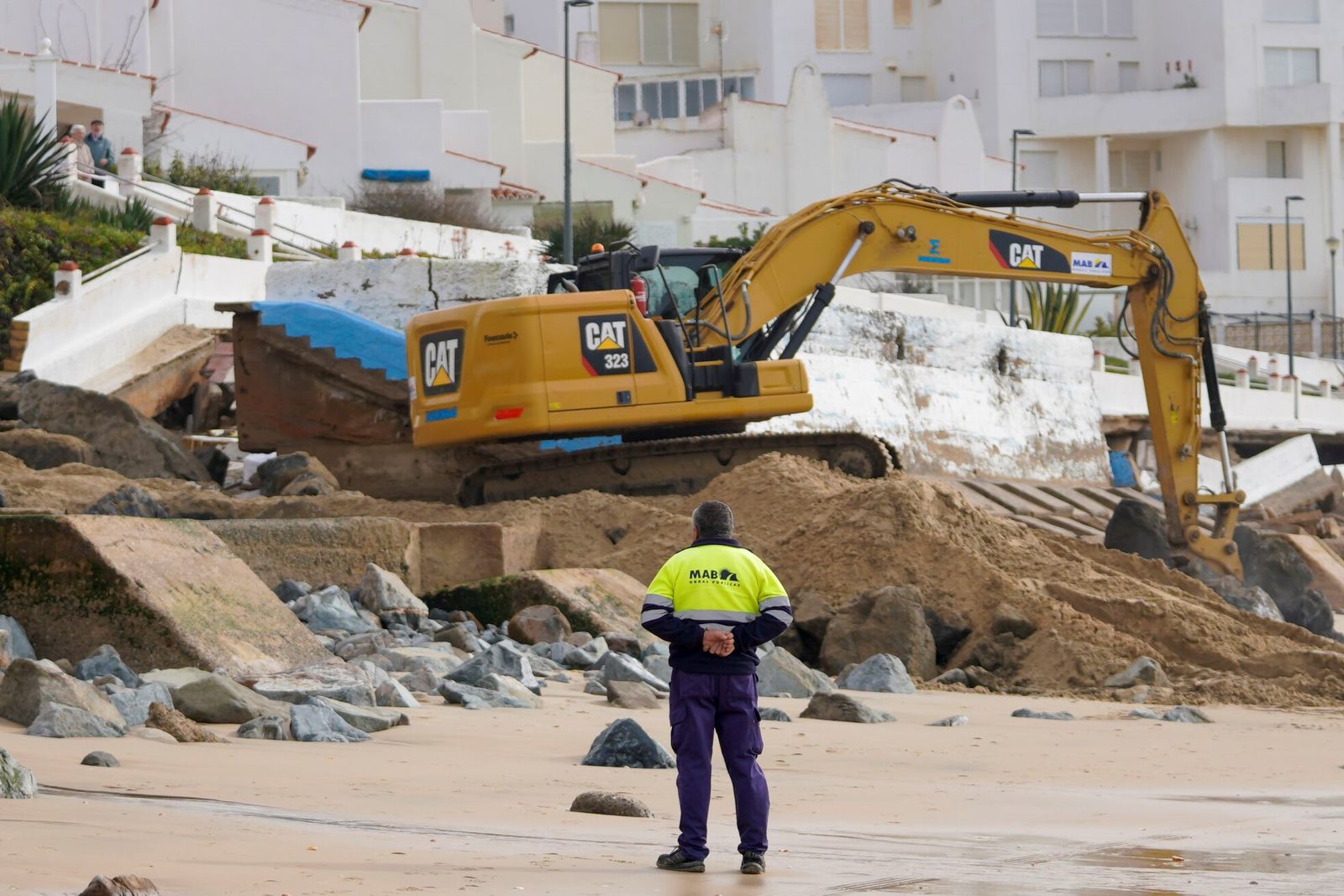 Los destrozos causados por el último temporal a la playa y al paseo marítimo de Matalascañas