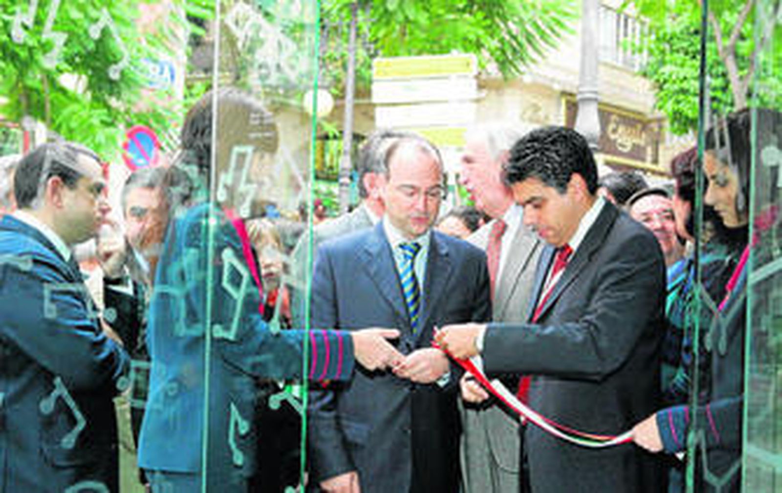 Cazorla estuvo acompañado en su comparecencia por Megino.