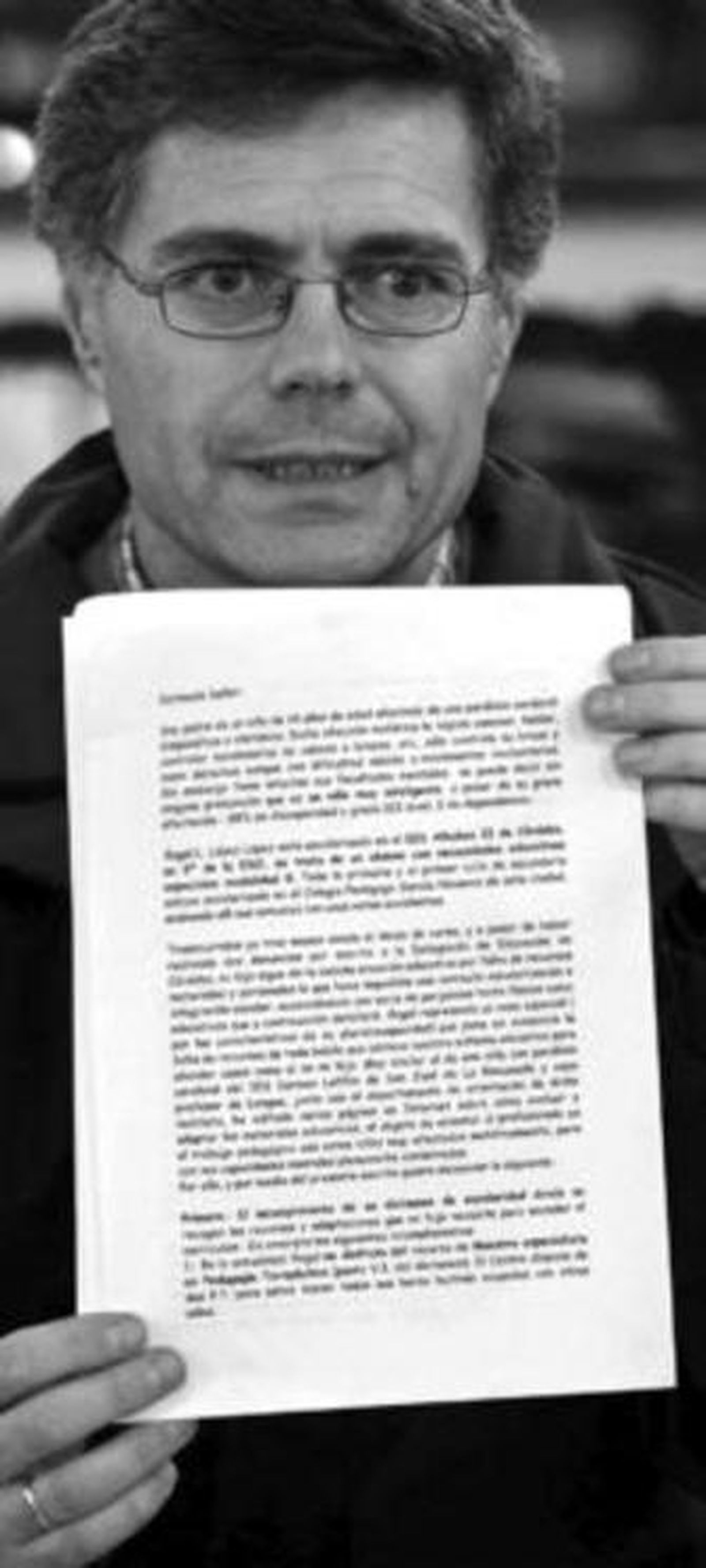Ángel Carlos López Espejo con la queja del Defensor del Pueblo.