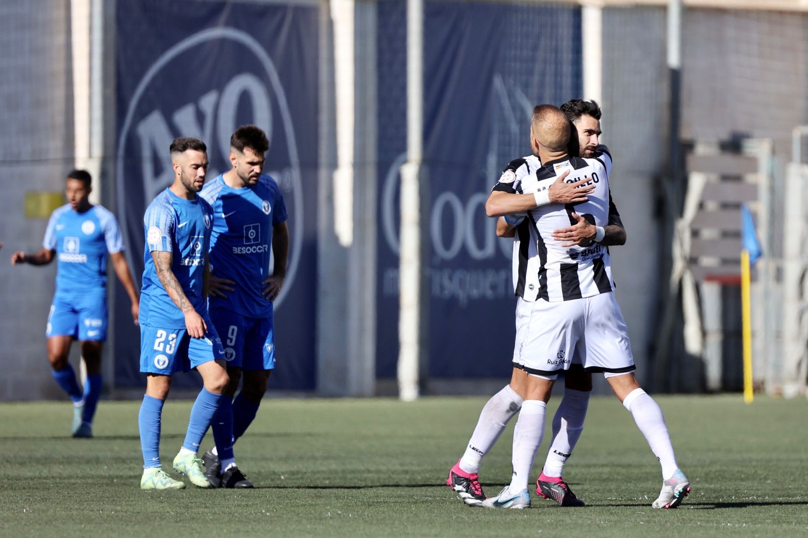Morcillo y Sergi Monteverde se abrazan ante la desolación de jugadores locales, el domingo en El Palo
