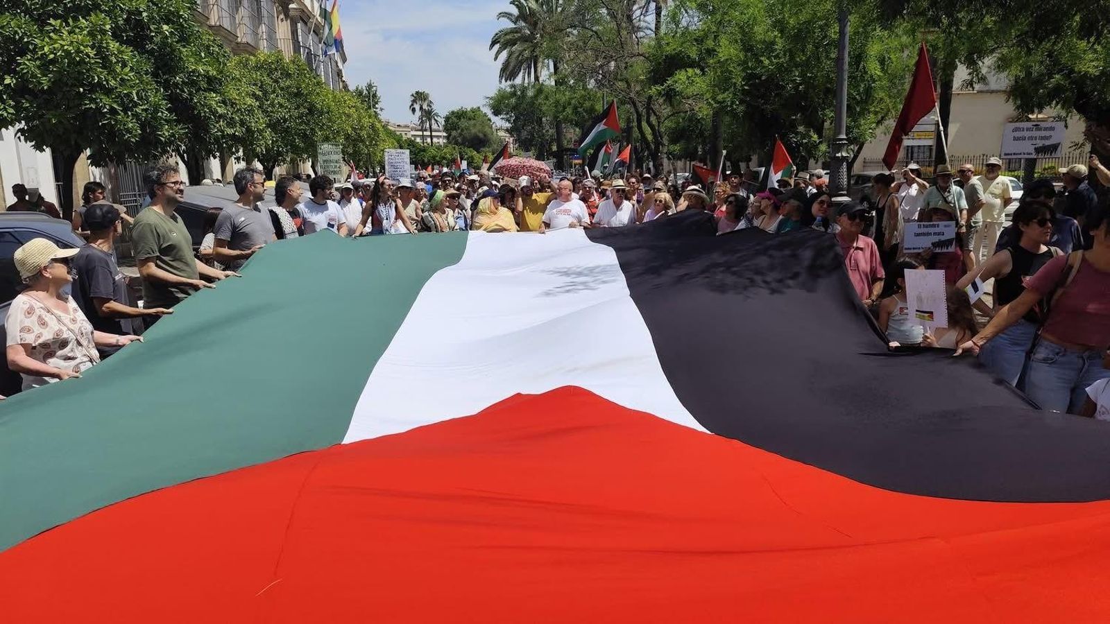 Una enorme bandera palestina en la manifestación jerezana.