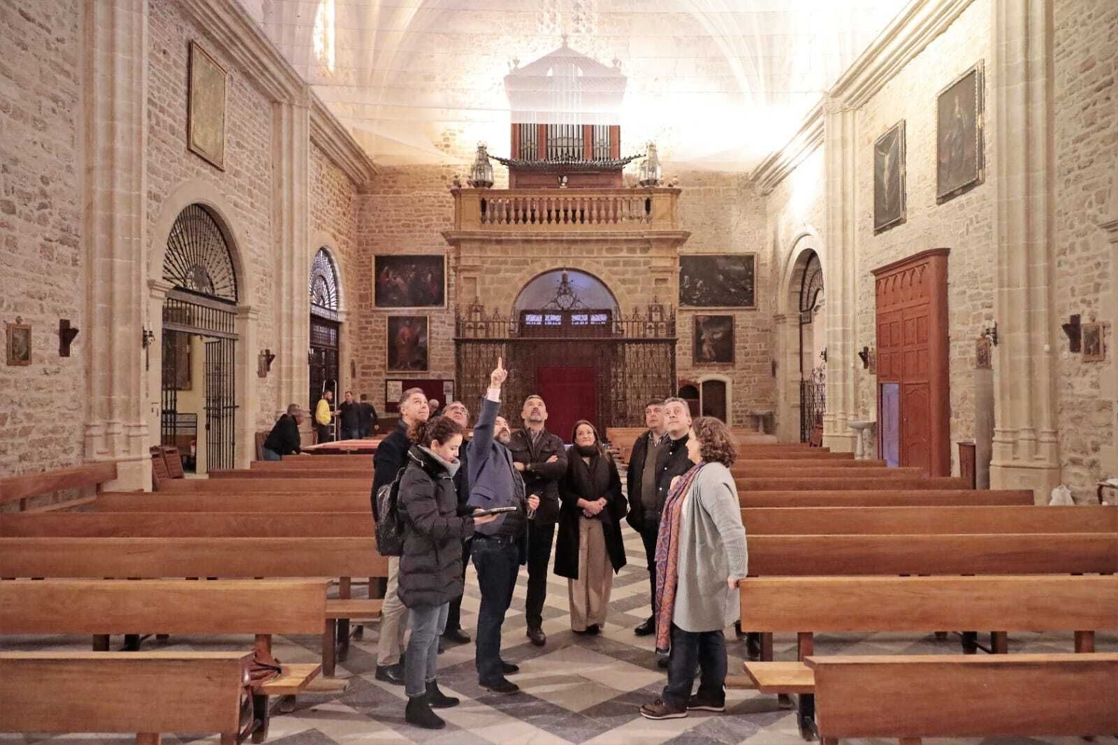 Un instante de la visita municipal a las obras de rehabilitación a la Parroquia de Nuestra Señora de la O de Rota.