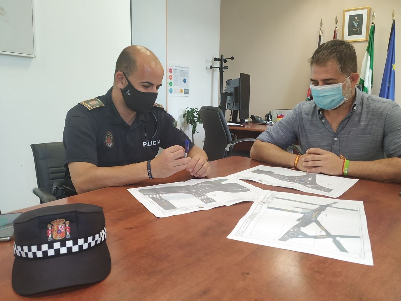 El concejal de Seguridad Ciudadana y Tráfico de Huércal de Almería, Arturo Torres, a la derecha