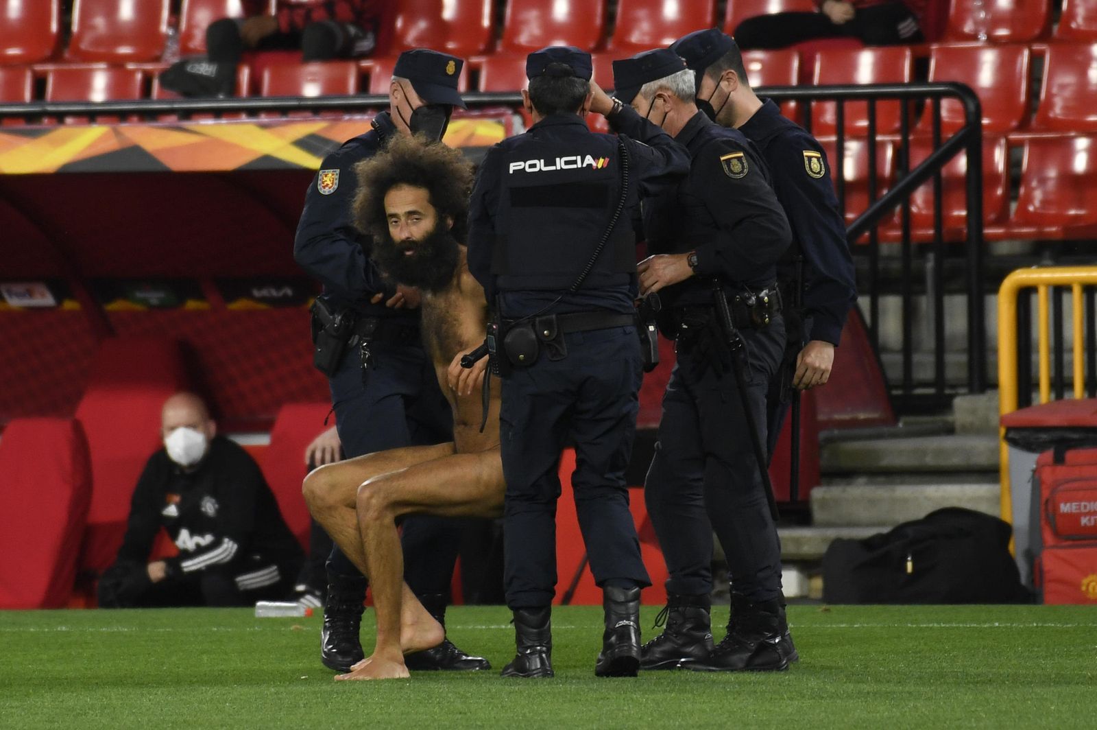 ¿Cómo pudo saltar al campo el hombre desnudo en mitad del Granada-Manchester? Estuvo 14 horas bajo una lona