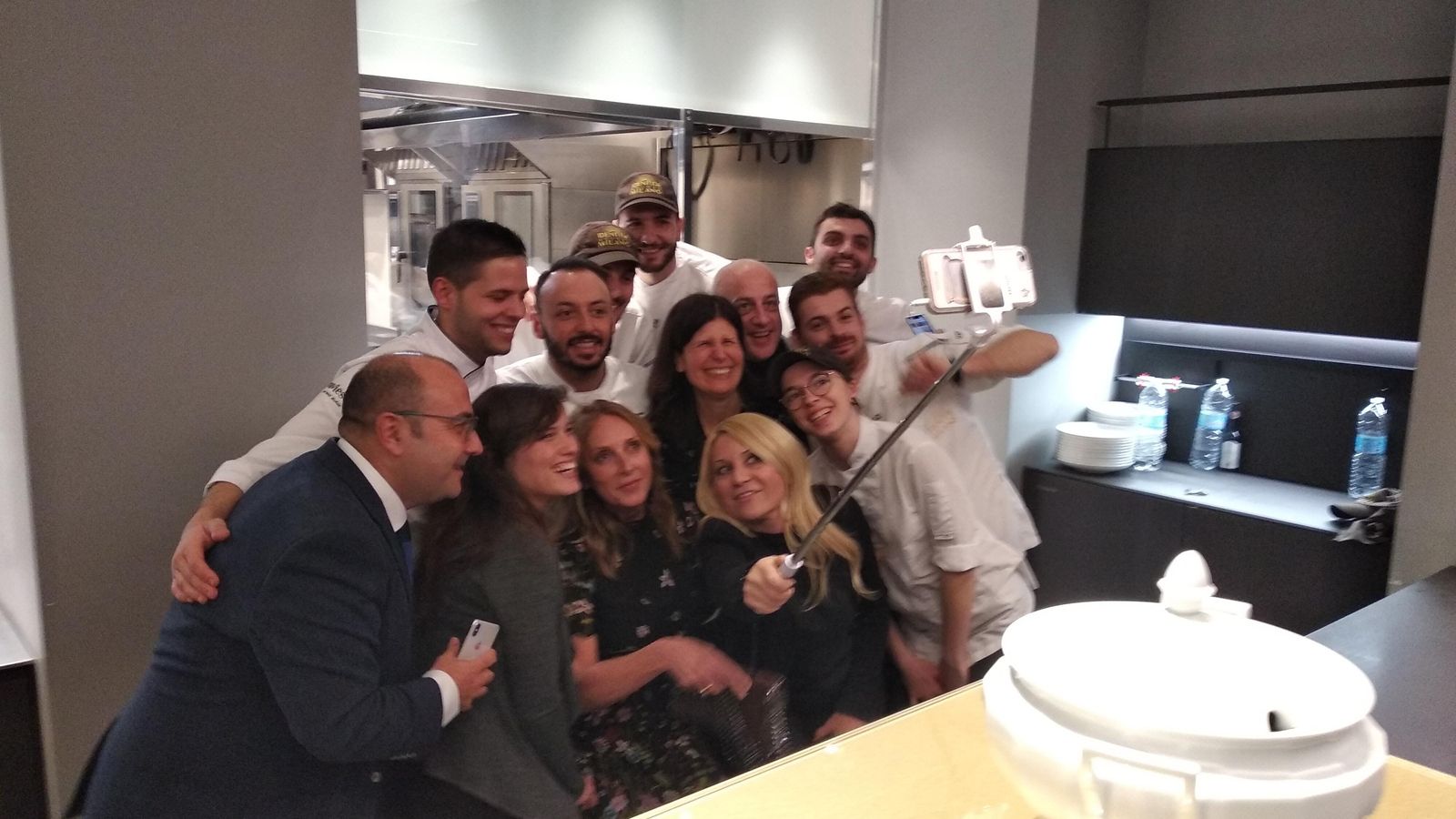 Técnicos de Diputación y la OET de Milán junto al chef Dani Muñoz y su equipo