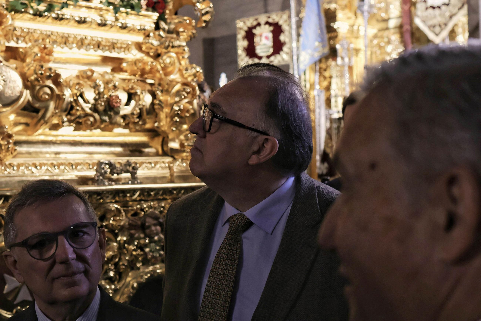 Arturo Bernal, delante de los pasos de San Esteban.