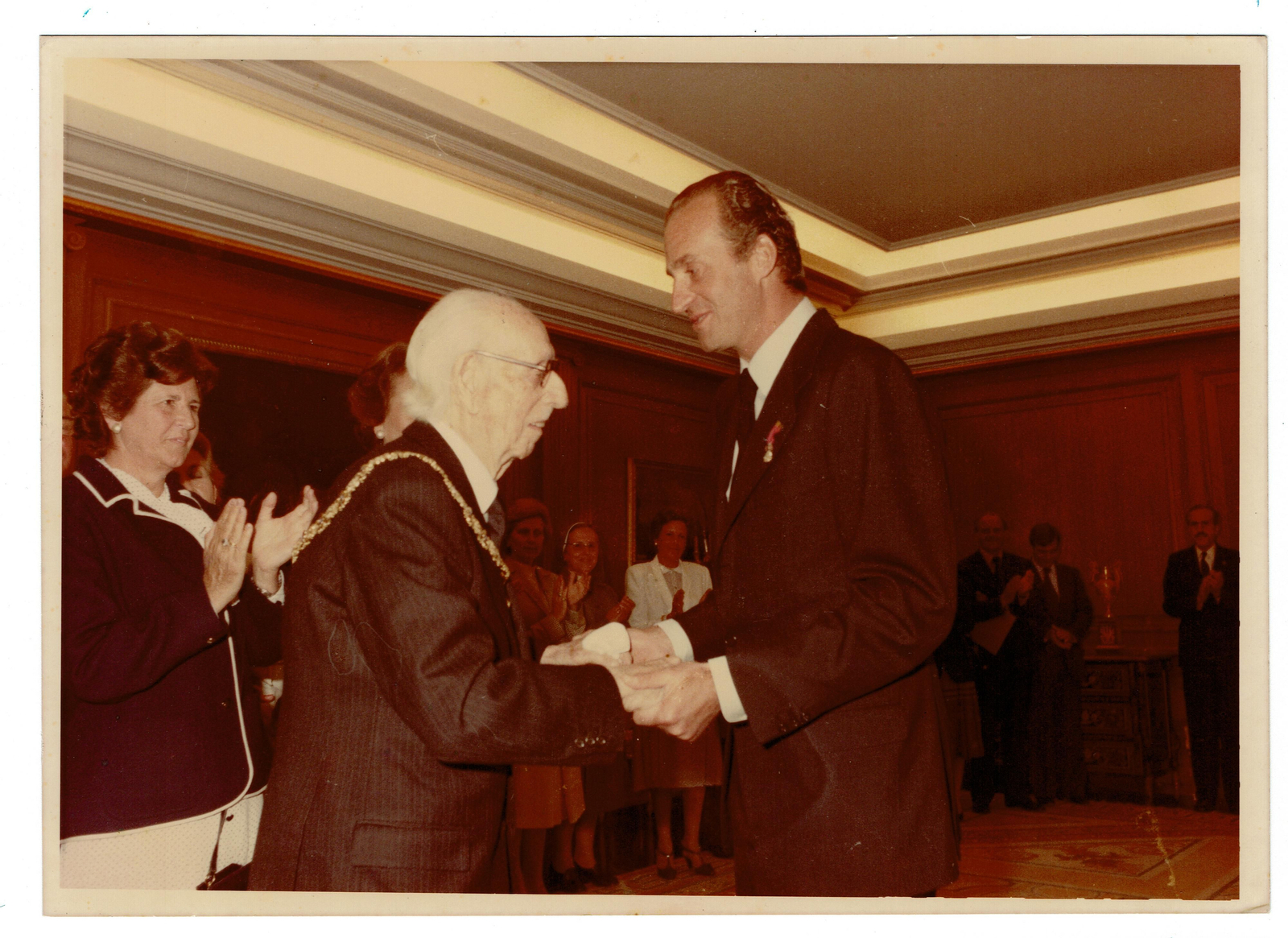 José María Pemán recibe el Toisón de Oro de Juan Carlos I.