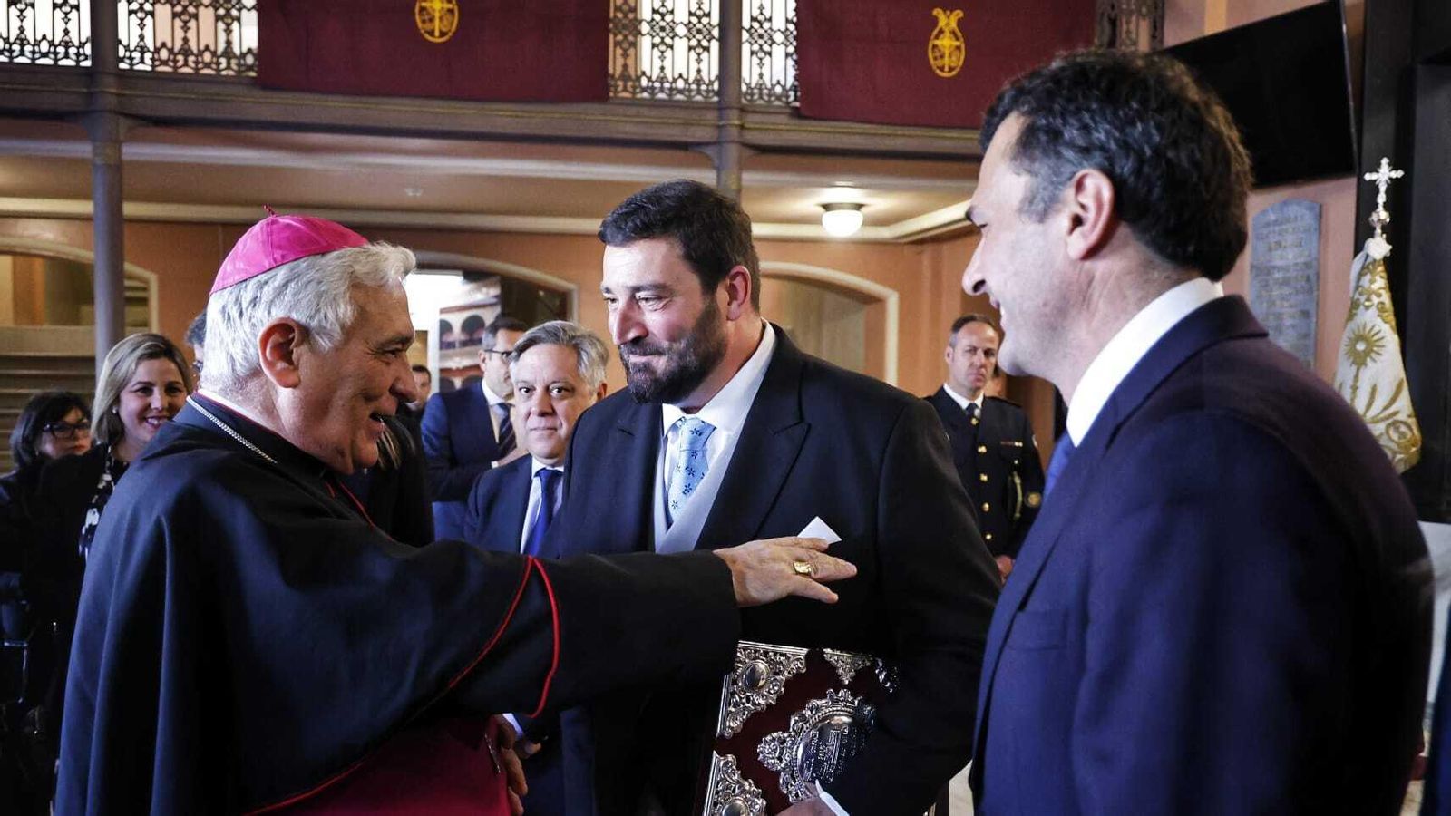 El pregonero recibe al Obispo de la Diócesis, Rafael Zornoza, ante el alcalde de Cádiz, Bruno García.