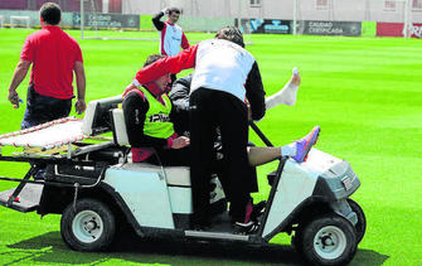 Dragutinovic, en el momento de ser retirado en coche del césped.