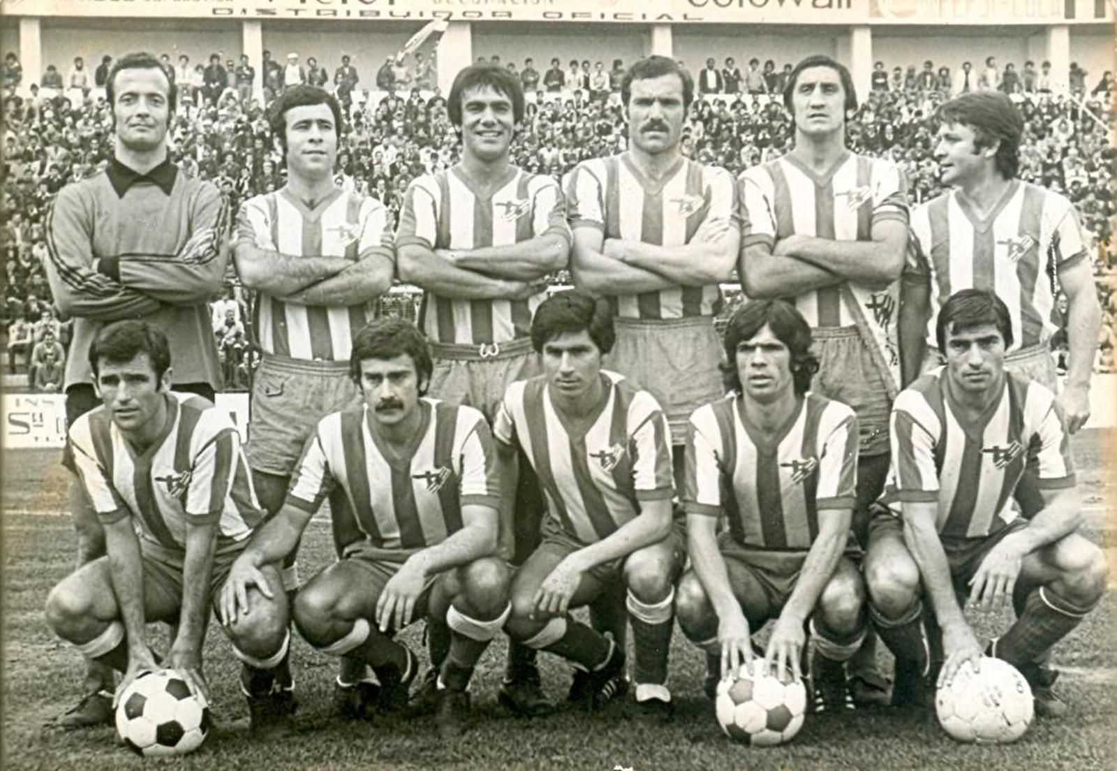 Juan Rojas (arriba a la derecha) estuvo casi toda su trayectoria en el fútbol almeriense.