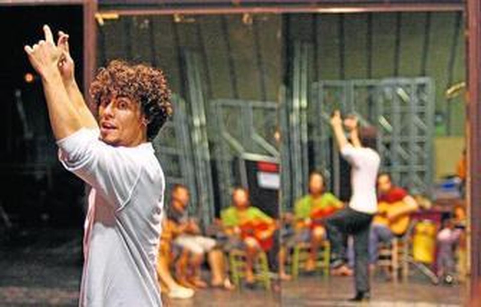 Jesús Carmona con su grupo, durante un ensayo en la sede del Ballet Flamenco de Andalucía.