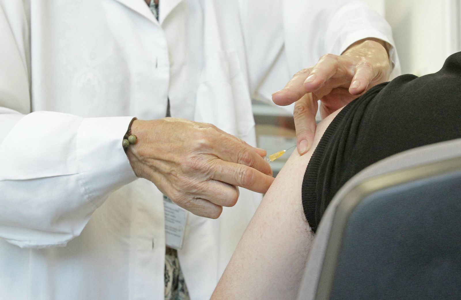 Administración de una vacuna a un paciente.