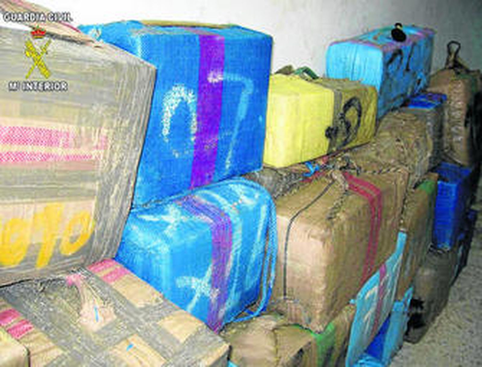 Fardos de hachís interceptados por la Guardia Civil, en una imagen de archivo.