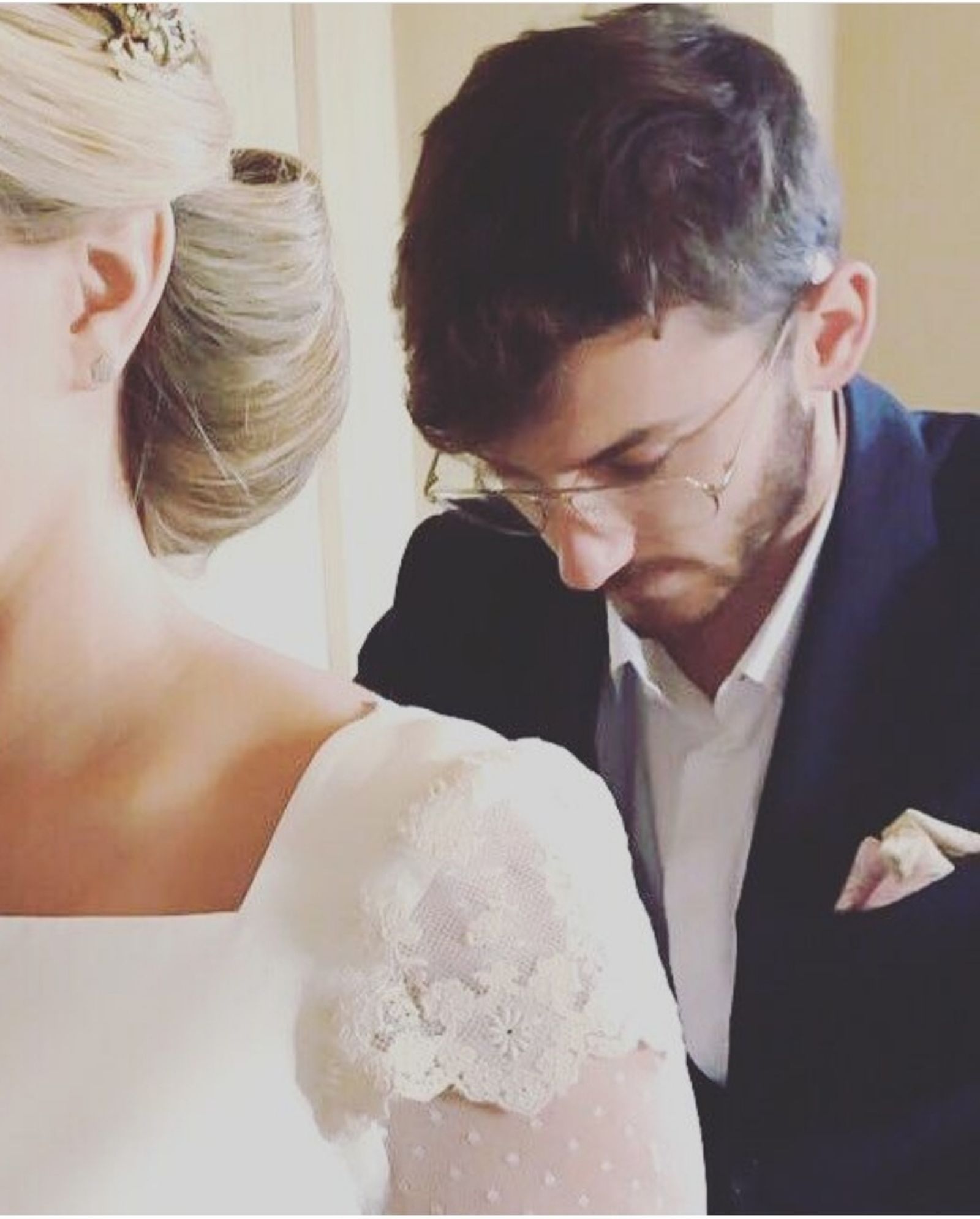 El diseñador Bartolomé Barrera ajusta un vestido de novia.